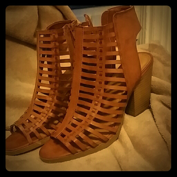 ??20% Off??NWOB Brown Cage Sandals