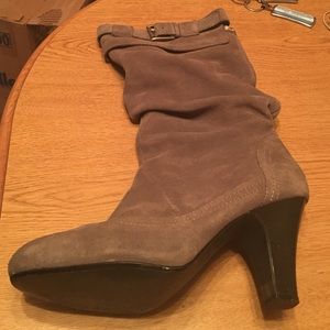 Suade heeled boots