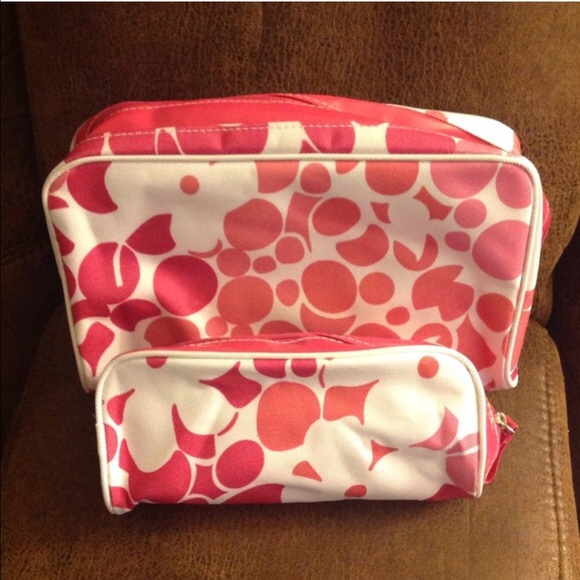 New set of two cosmetic bags by Clinique