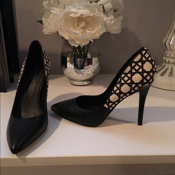 Black pumps