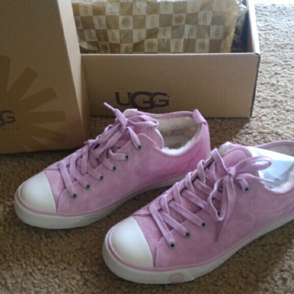 Authentic UGG sneaker in light pink leather