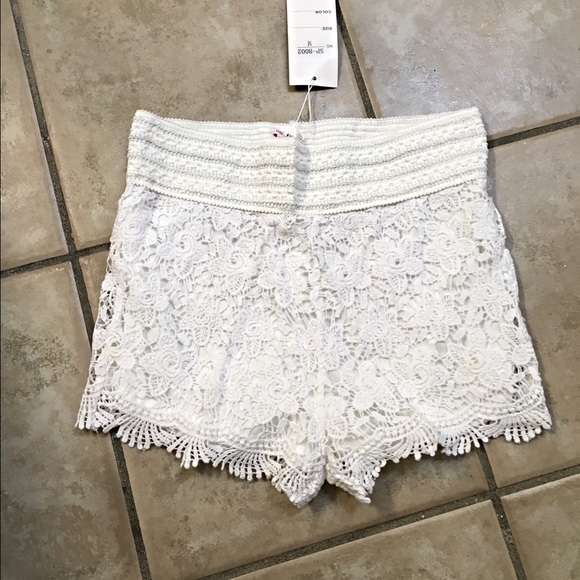 Must have scalloped white crochet shorts! - Picture 3 of 4