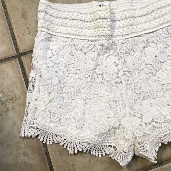 Must have scalloped white crochet shorts! - Picture 4 of 4