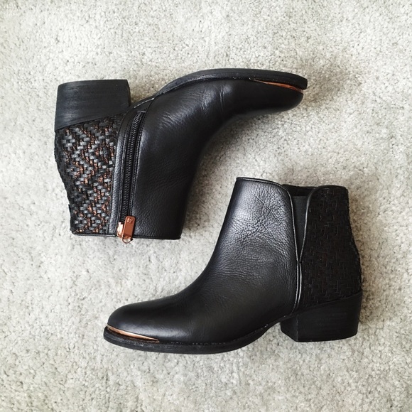 πSOLDπ Elliott Lucca Rosa Booties - Picture 2 of 4