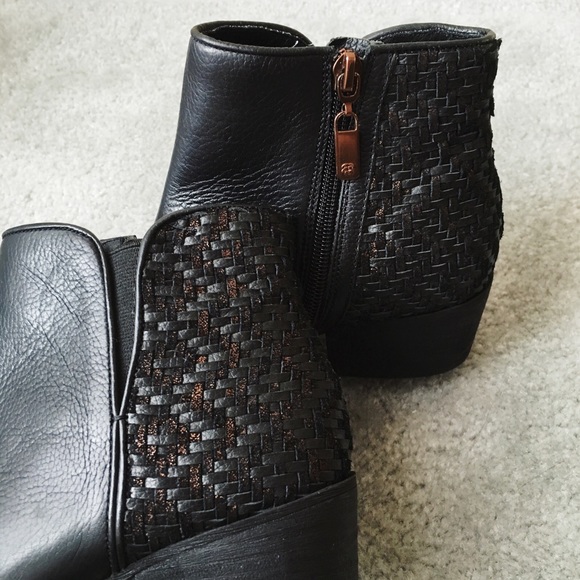 πSOLDπ Elliott Lucca Rosa Booties - Picture 3 of 4