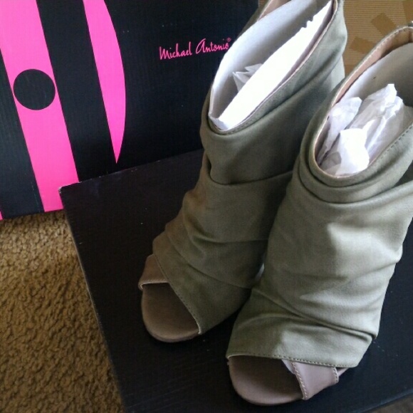 Michael Antonio- Kaden- Olive PU color