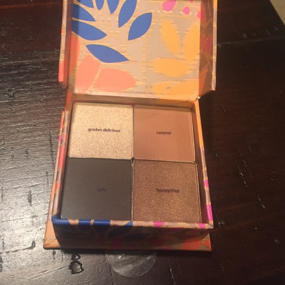 👑HOST PICK👑 Tarte Amazonian clay eye shadow quad