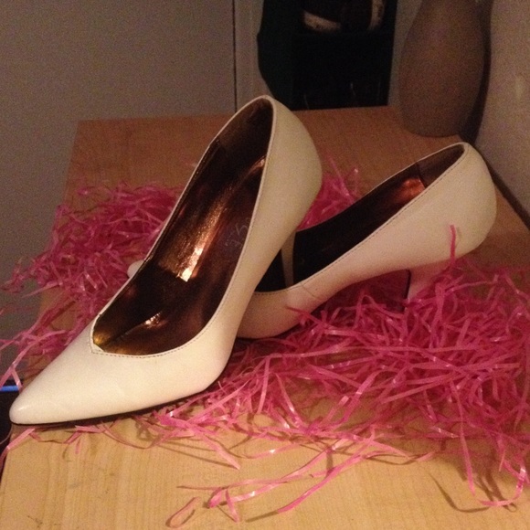 White  heel shoes lennon style