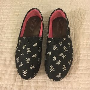 TOMS skull flats