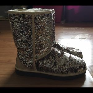 Never worn Ugh boots size 7....