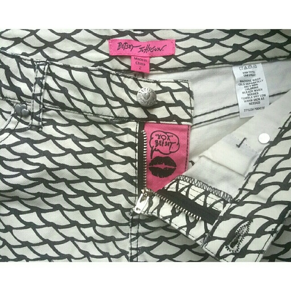 $78 Betsey Johnson Mermaid Scales Shorts CLEARANCE - Picture 3 of 4