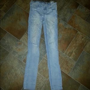 Light wash ripped hollister skinny jeans