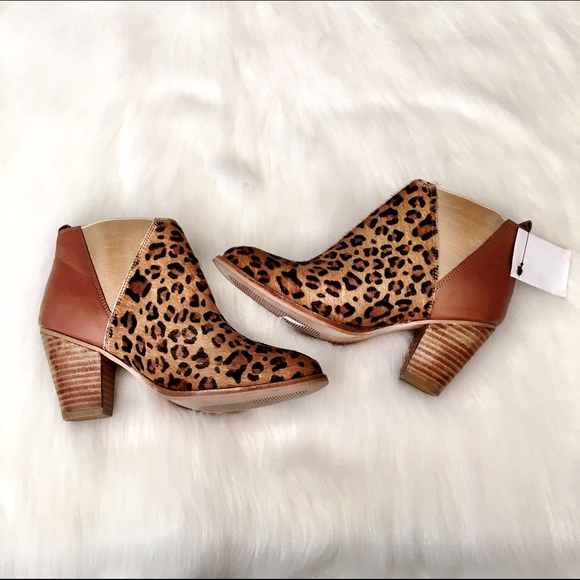 🚫SOLD🚫Charles David Animal Print Booties - Picture 2 of 4
