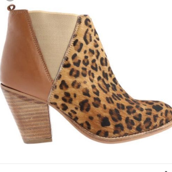 🚫SOLD🚫Charles David Animal Print Booties - Picture 4 of 4