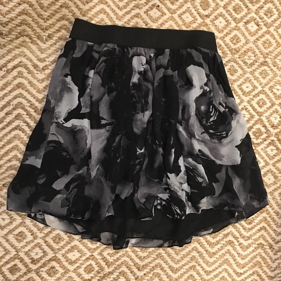 Cute Floral Patterned Flowy Skirt - Picture 1 of 2