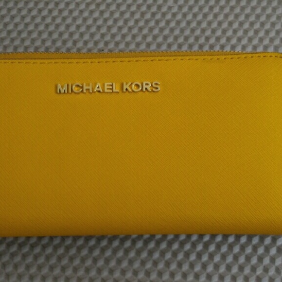 Michael kors Saffiano zip around wallet
