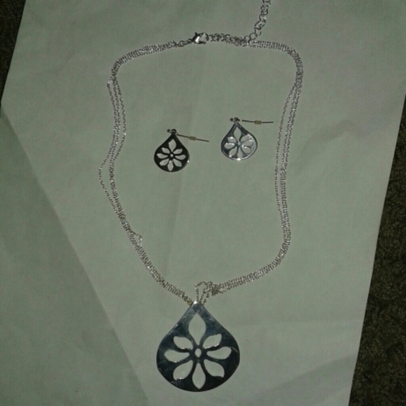 Silver necklace and earring set