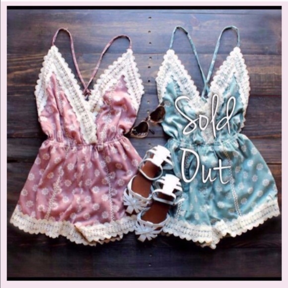 ✨LAST Small✨Gorgeous Floral Tie up Romper - Picture 2 of 2