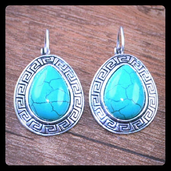 Jewelry - ❤SALE❤Silver elegant ear studs Earrings turquoise