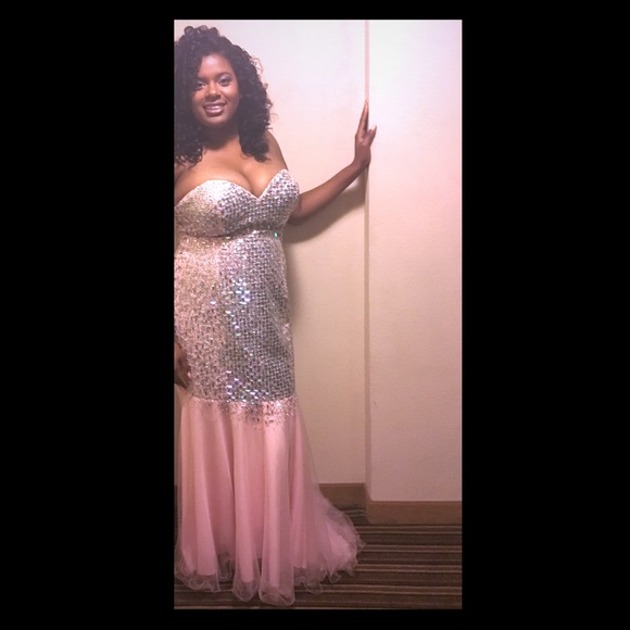 💕 Beautiful jeweled mermaid formal gown