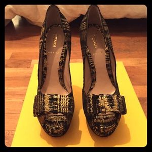 Fendi Deco heels with bows in gold/black
