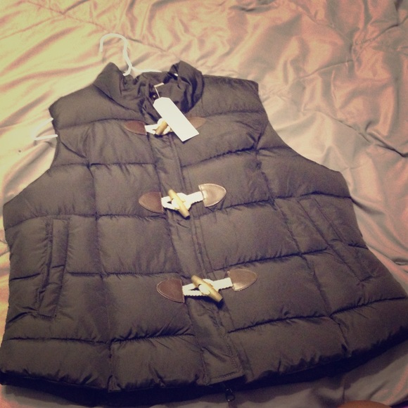 Black puffer vest