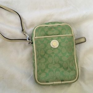 Small wristlet