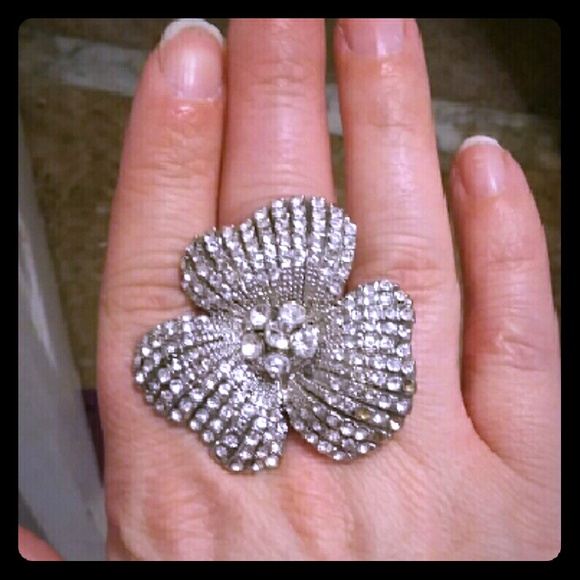 SLIVER COSTUME JEWELRY DIAMOND FLOWER RING - Picture 1 of 2