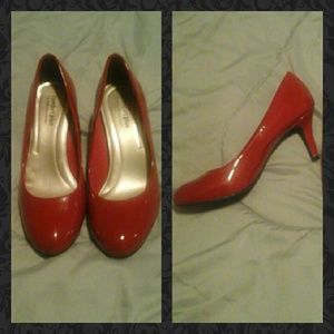 Red pretty and comfortable pumps