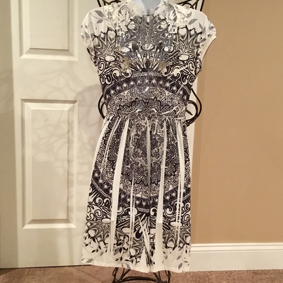 LACE BACK DRESS - Picture 3 of 4