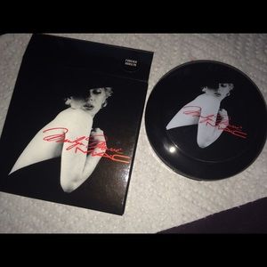 MAC  "Forever Marilyn" beauty powder