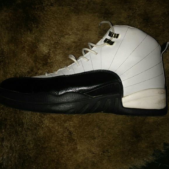 Basketball shoes