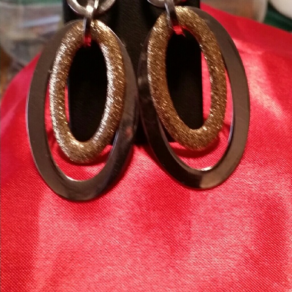 Stainless Steel Oval Glitter Earrings - Picture 3 of 3