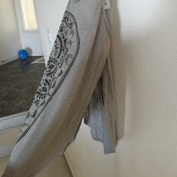 BNWT Kendall and Kylie tank top ✨ - Picture 2 of 4