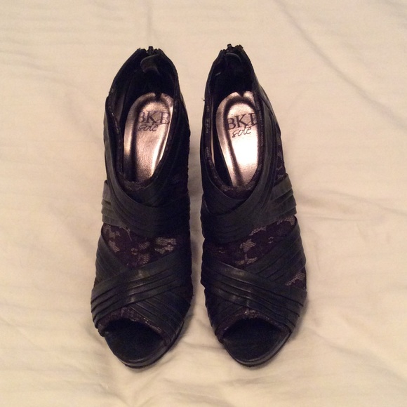 Closet Clearout! ✨Adorable peep toe heels/booties