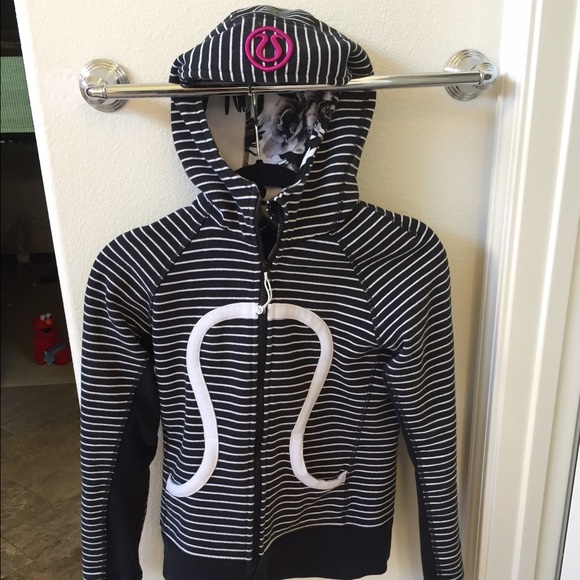 Lululemon 6 parallel black stripe/flower scuba