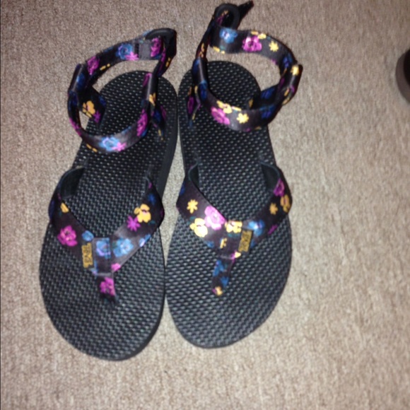 NWOT Teva platform sandal