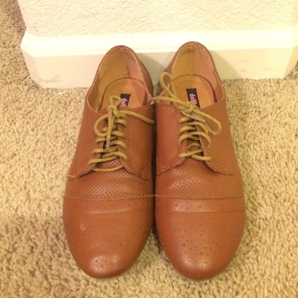 Brown pointed lace up flats