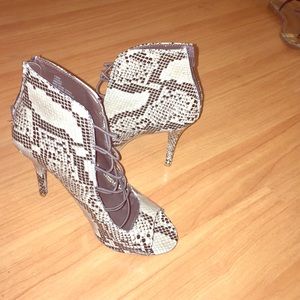 New snake print open toe booties 🍾temp sale🍾