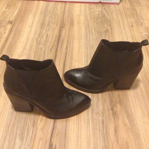 Topshop Shoes - *PRICE DROP* TOP SHOP 🌀Booties