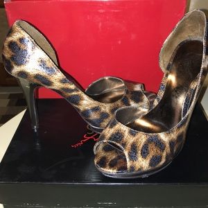 Carlos Santana Leopard Peep Toe Pumps - size 7