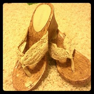 Wedge sandals with cream, crocheted band. Sz. 5