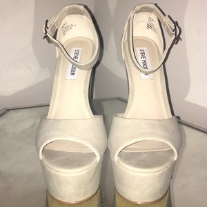NEVER WORN Steve Madden Platform Peep toe heels