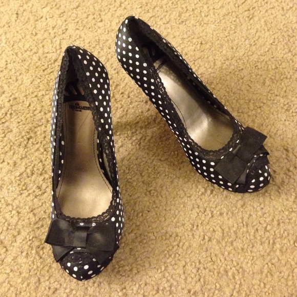 Polka dot heels with bow