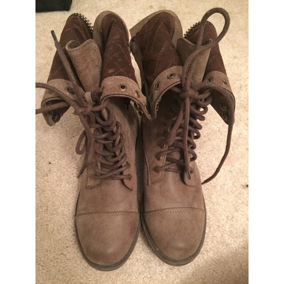 Brown lace up combat boots. Cheaper through🅿️🅿️