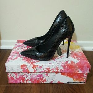 Pointy trendy pumps!! They arw stunners!!