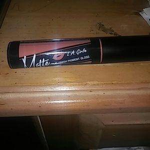 Matte L.A. Girl, Flat Finish Pigment Gloss.