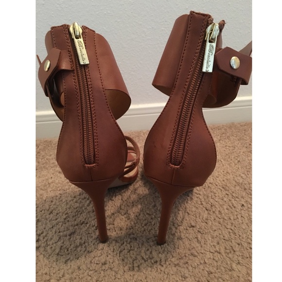 Breckelle's brown heels - Picture 3 of 4
