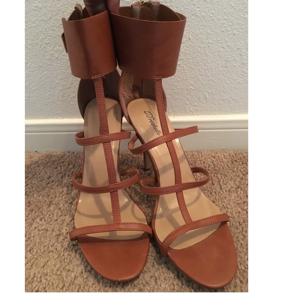 Breckelle's brown heels - Picture 1 of 4