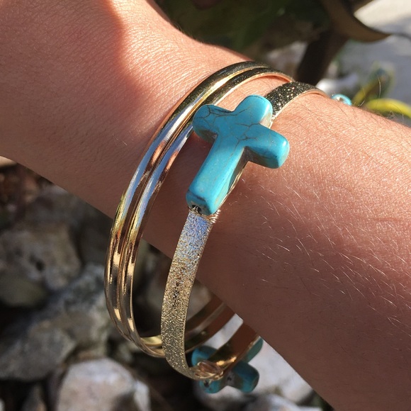 ❌SOLD❌✨Gold/Turquoise Cross Bangle✨ - Picture 2 of 4